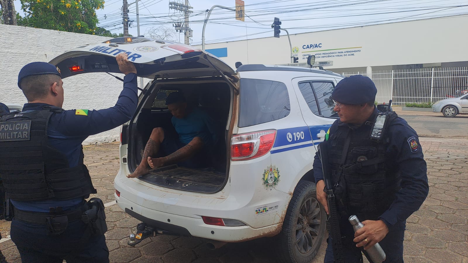 Polícia apreende drogas, dinheiro e prende monitorado eletrônico em operação contra o tráfico na Capital